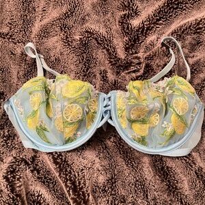 NWT Victoria’s Secret 🍋 lemons 🍋 bra 34C